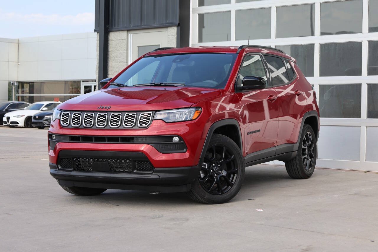 Used 2026 Jeep Compass Latitude AWD/4WD image 3