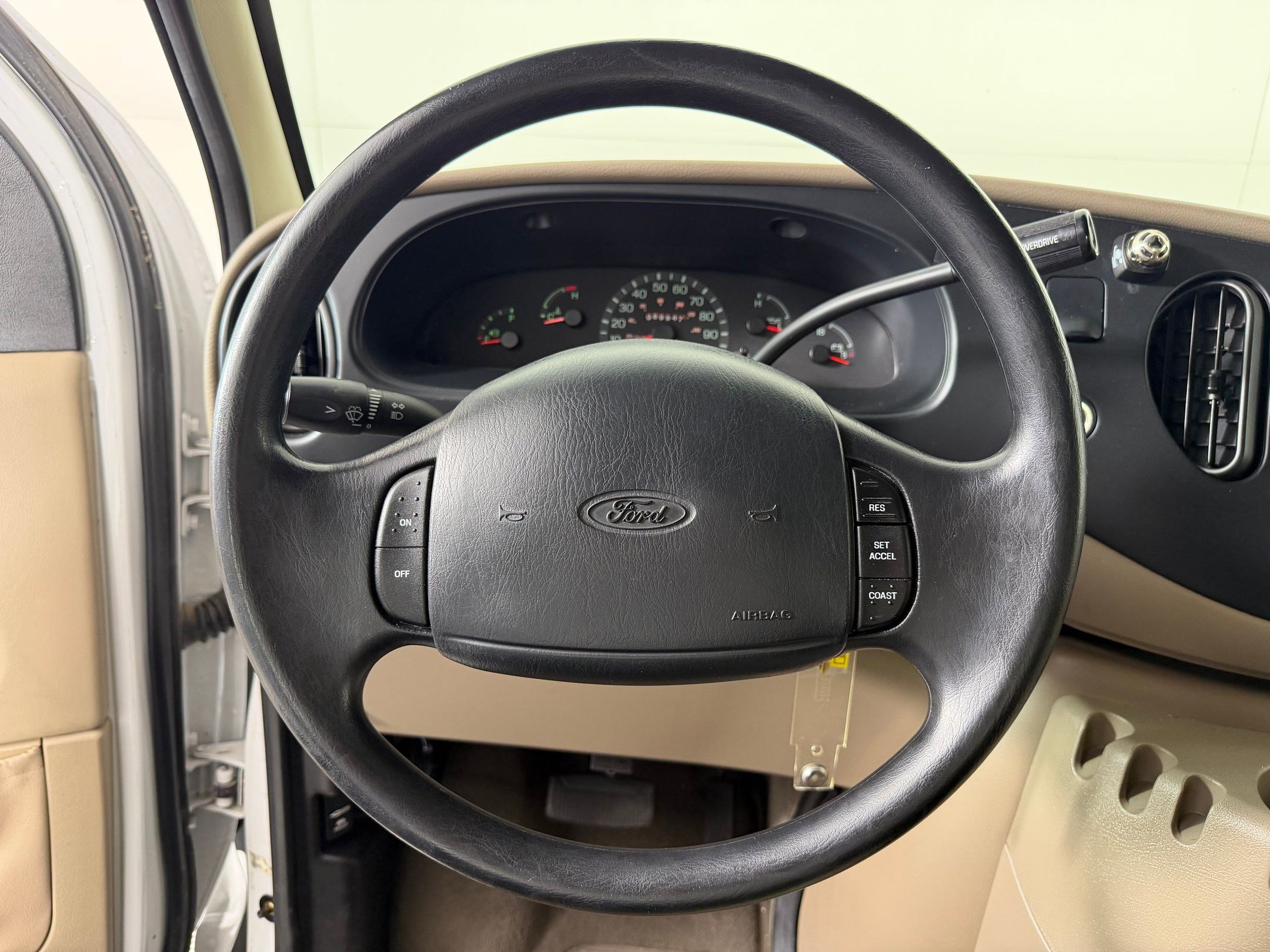 Used 2001 Ford E-350 and Econoline 350 Club Wagon image 13