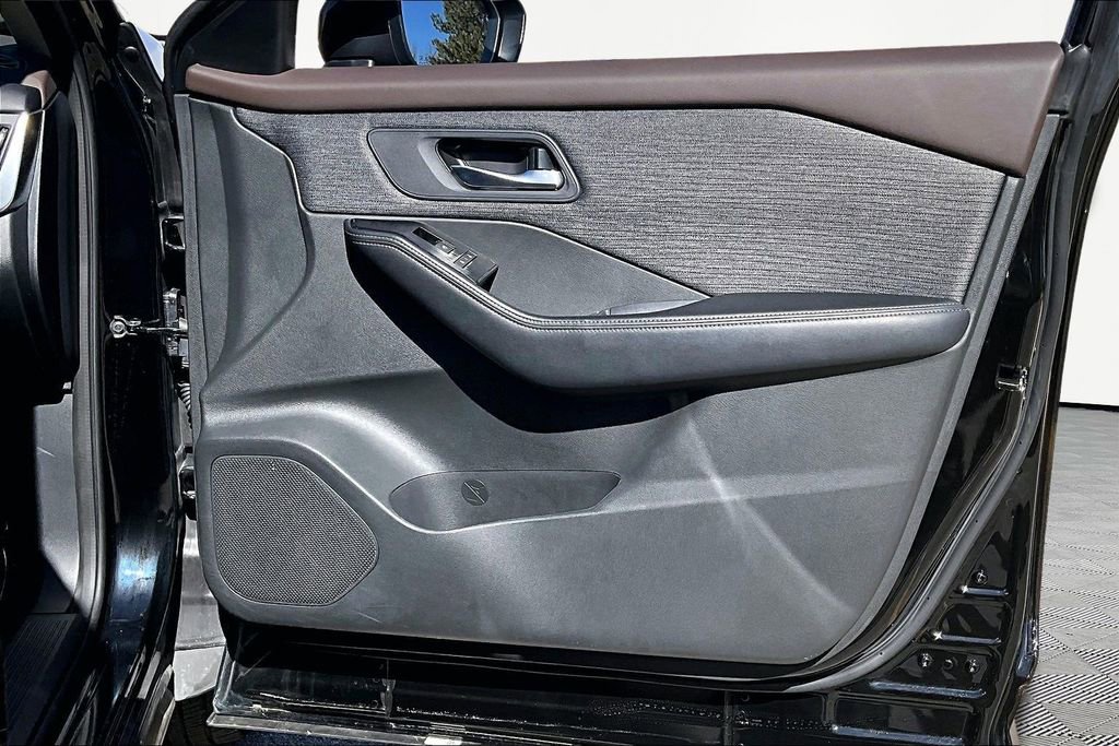 Used 2023 Nissan Rogue SV image 24