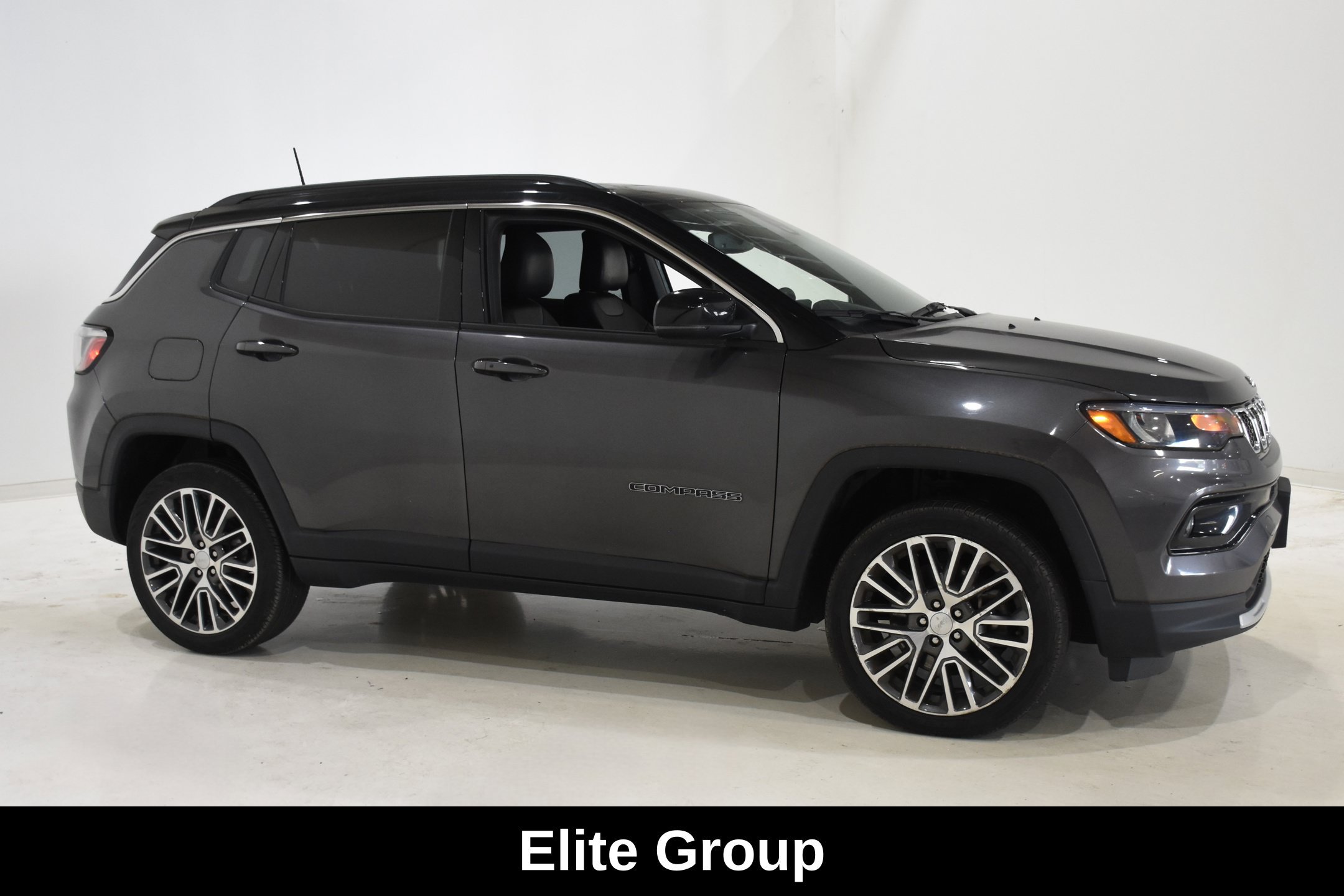 Used 2023 Jeep Compass Limited w/ Sun and Sound Group AWD/4WD image 3