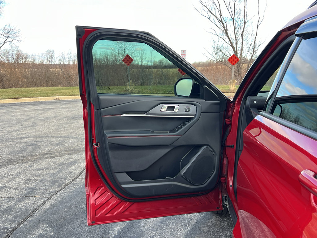 Used 2025 Ford Explorer ST-Line w/ ST-Line Street Pack image 10