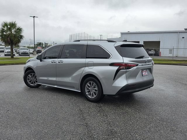 Used 2022 Toyota Sienna XLE FWD image 4