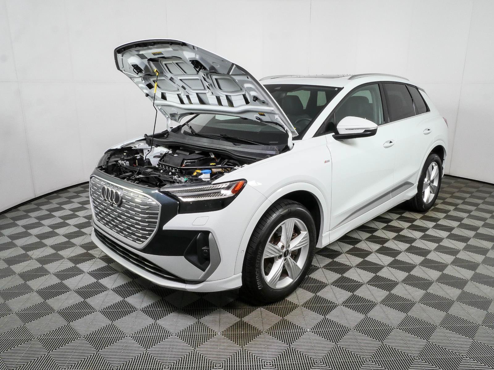 Used 2023 Audi Q4 e-tron Prestige AWD/4WD image 33