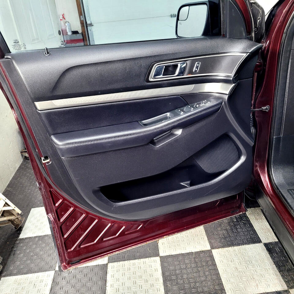 Used 2018 Ford Explorer XLT w/ Equipment Group 202A image 11