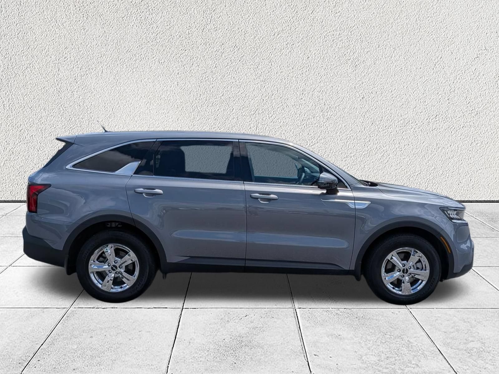 Used 2023 Kia Sorento LX FWD image 2