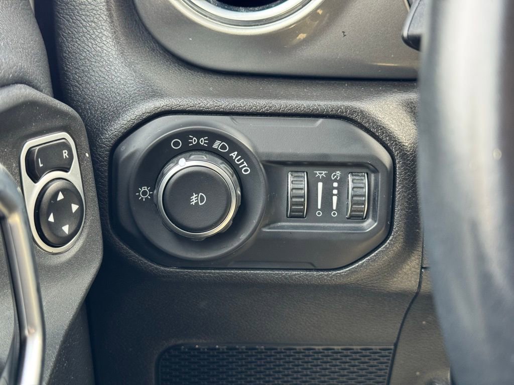 Used 2019 Jeep Wrangler Unlimited Sahara image 26