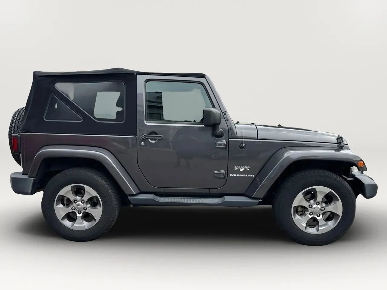 Used 2017 Jeep Wrangler Sahara w/ Connectivity Group AWD/4WD image 2