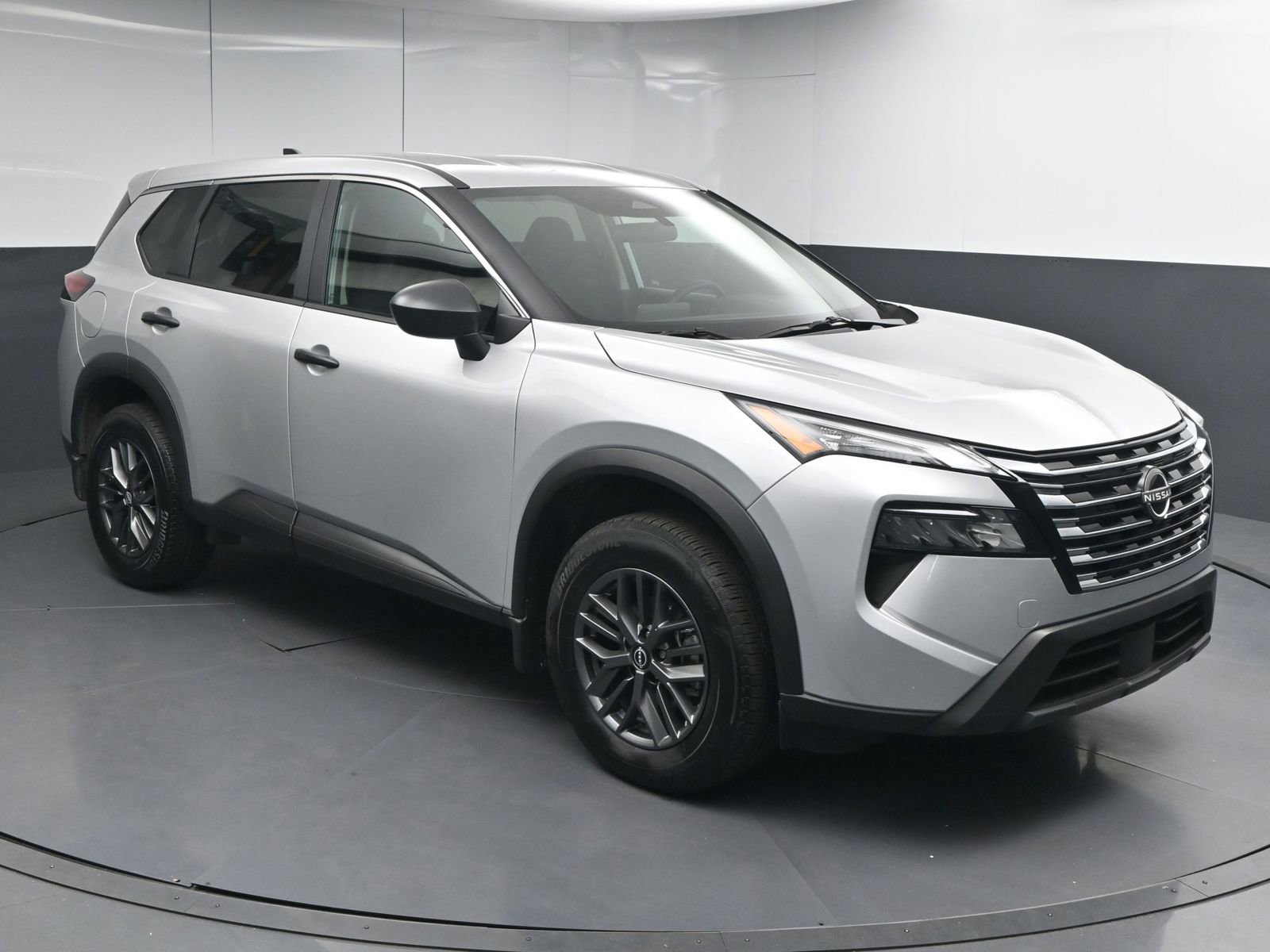 Used 2025 Nissan Rogue S image 1