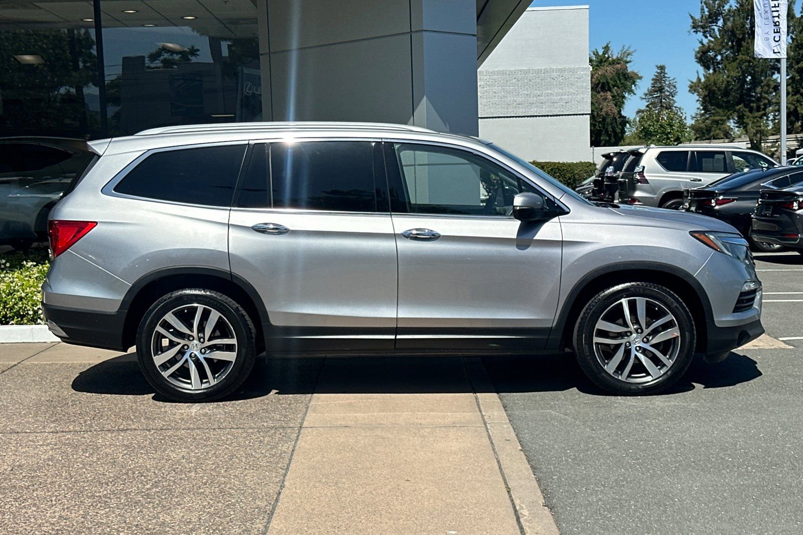 Used 2017 Honda Pilot Elite image 3