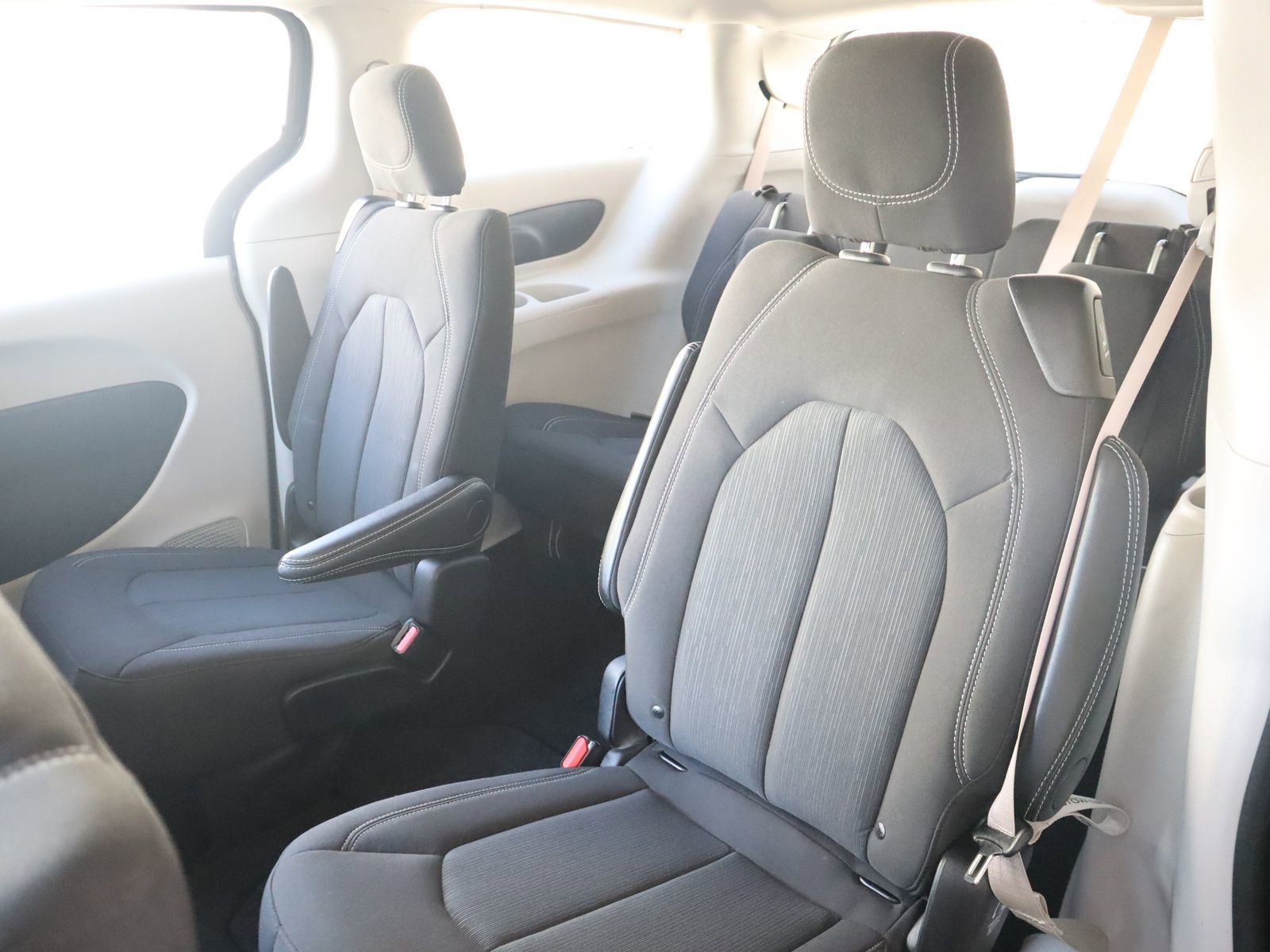 Used 2024 Chrysler Voyager LX image 43