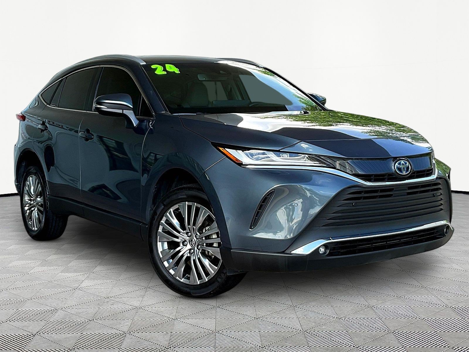 Used 2024 Toyota Venza XLE AWD/4WD image 3