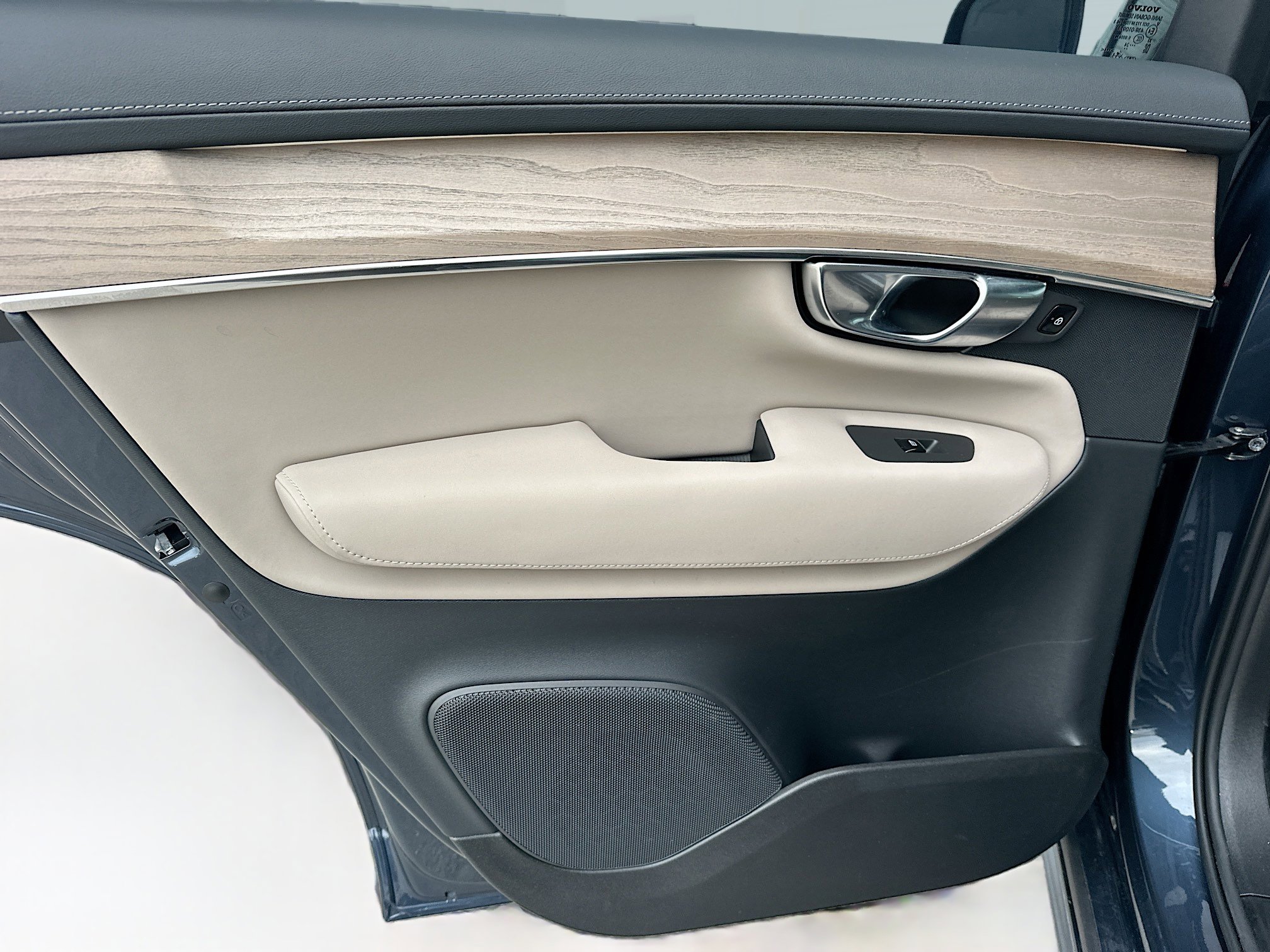 Used 2025 Volvo XC90 B5 Plus w/ Protection Package Premier image 28