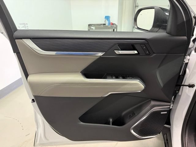 Used 2026 GMC Acadia Elevation w/ Elevation Premium Package FWD image 11