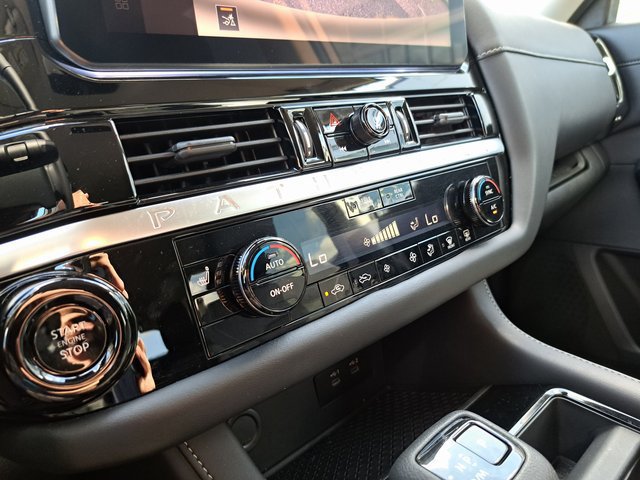 Used 2026 Nissan Pathfinder SV FWD image 15