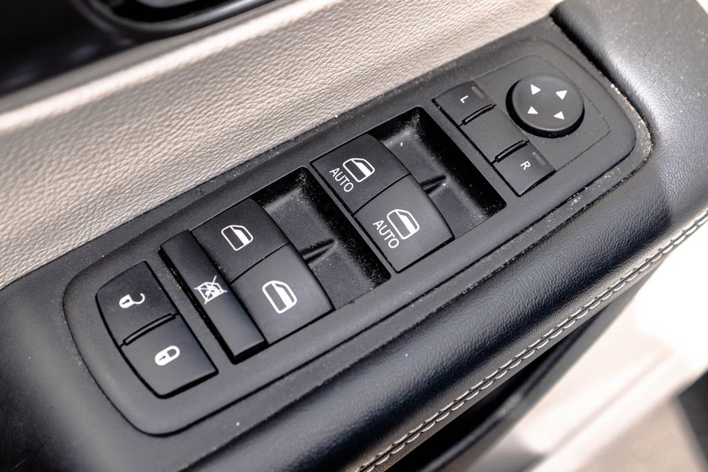 Used 2023 Chrysler Pacifica Touring-L FWD image 18