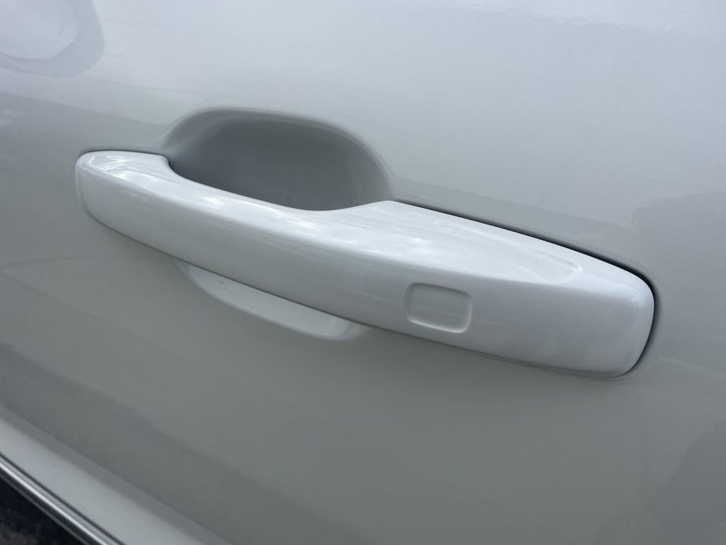 Certified 2023 Volvo XC60 B5 Plus w/ Climate Package image 18