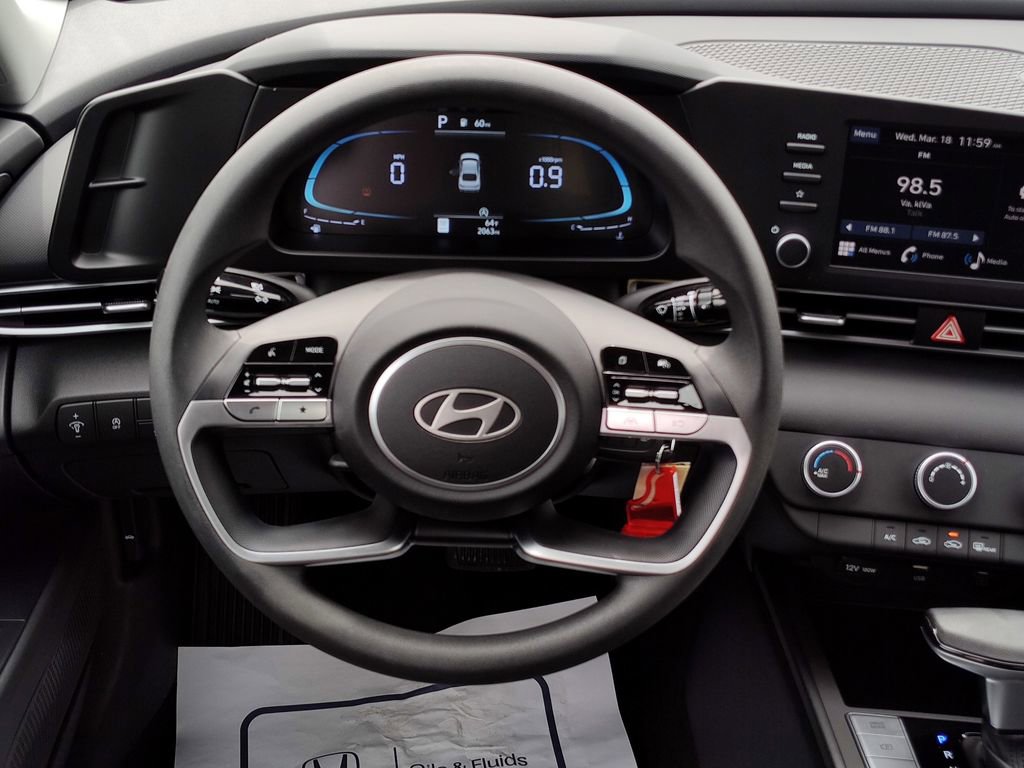 Used 2025 Hyundai Elantra SE image 25