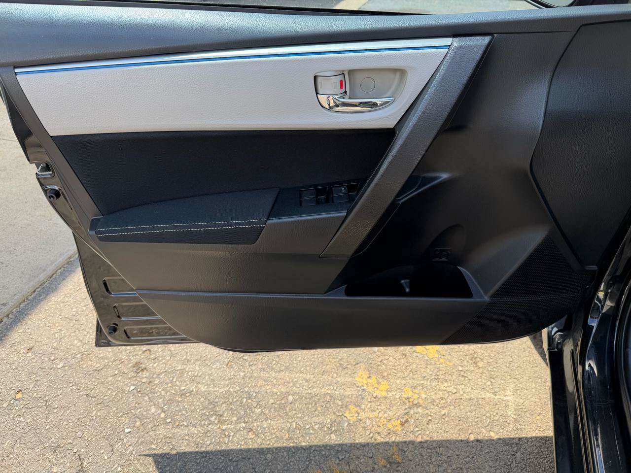 Used 2015 Toyota Corolla LE FWD image 11