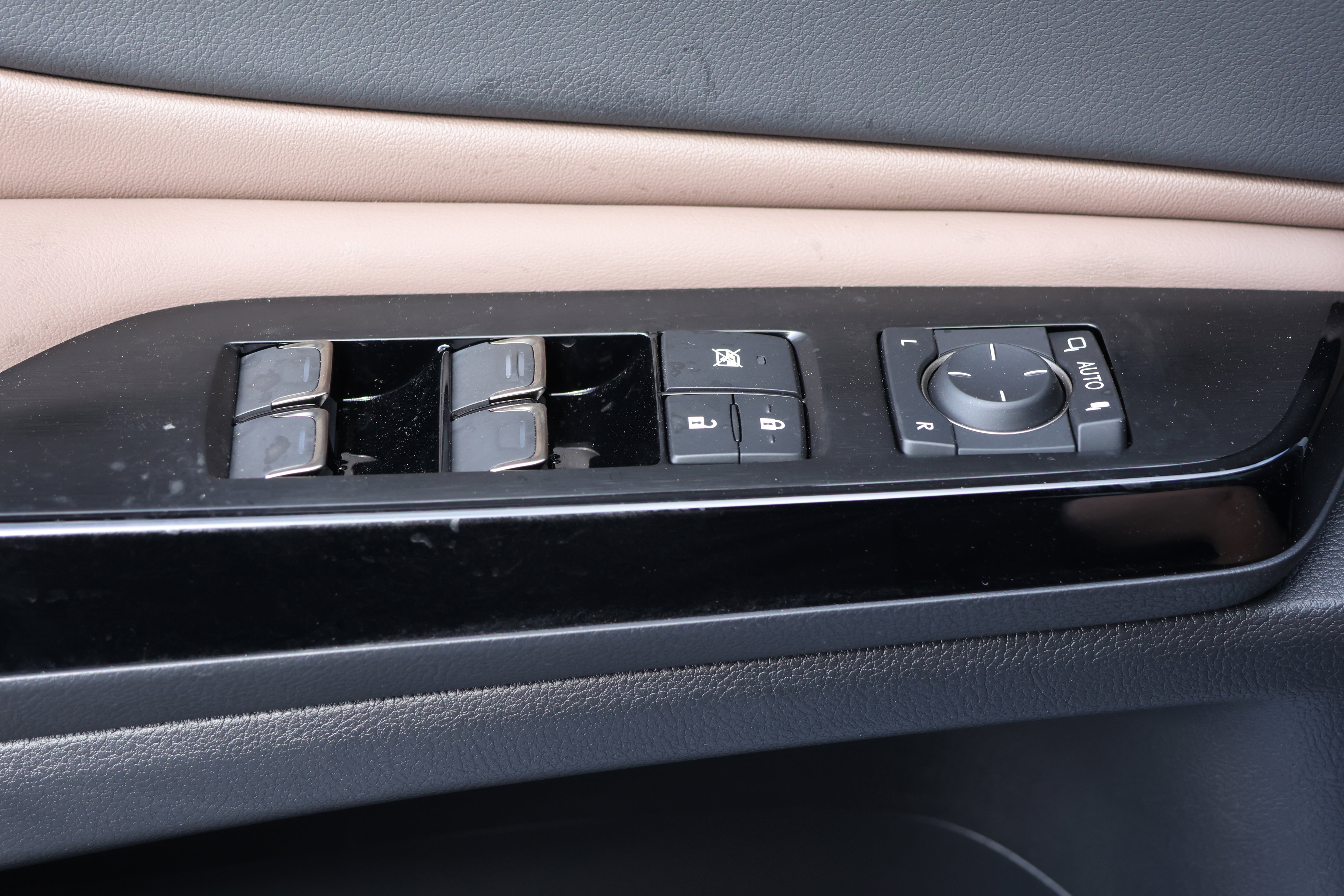 Used 2025 Lexus ES 350 w/ Premium Package image 14