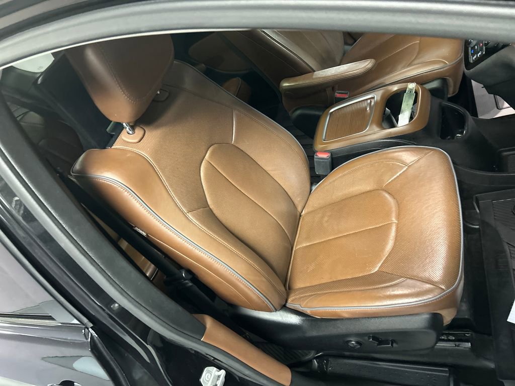 Used 2018 Chrysler Pacifica Limited w/ Tire & Wheel Group image 28