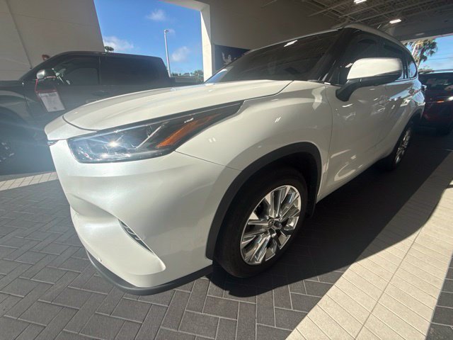 Used 2024 Toyota Highlander Limited FWD image 1