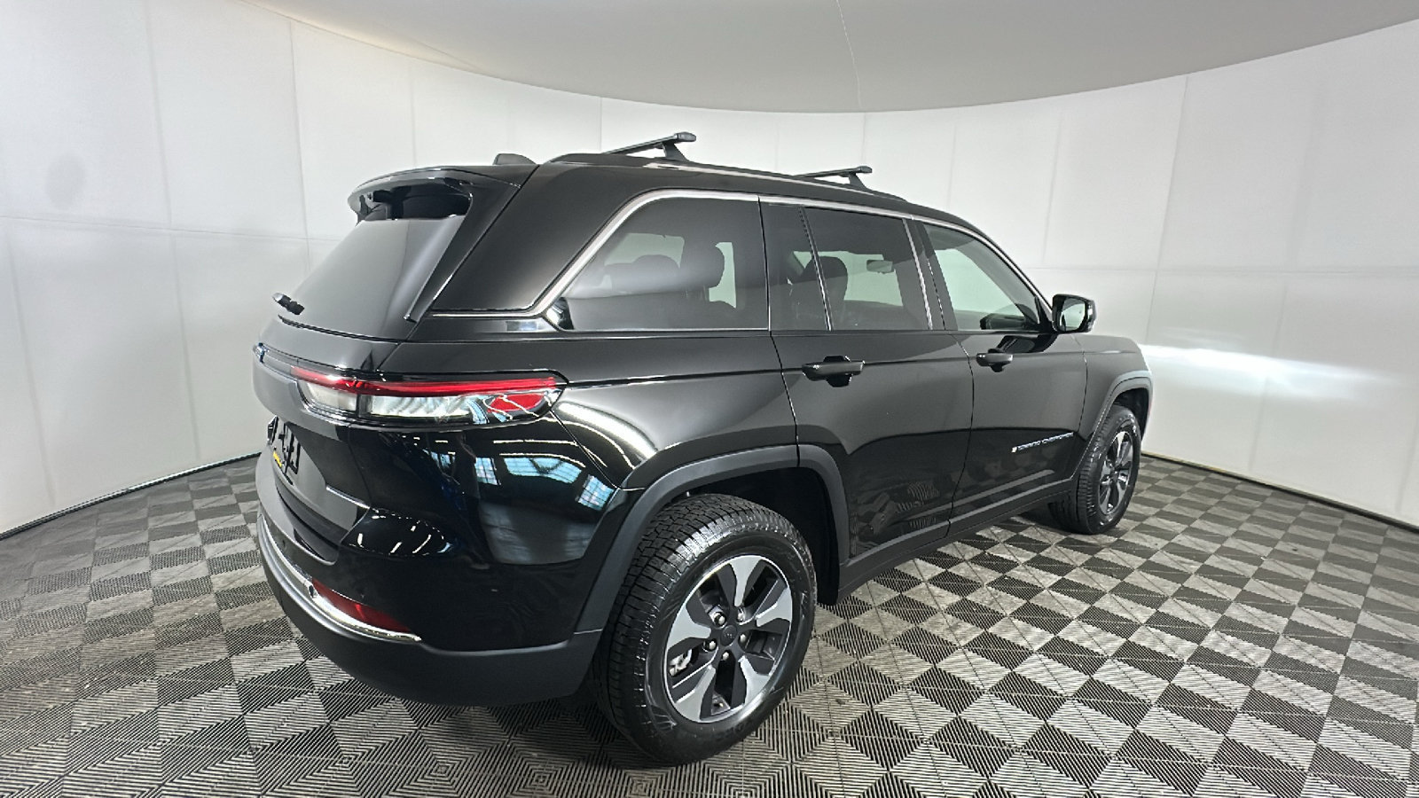 Used 2022 Jeep Grand Cherokee Limited 4xe w/ Luxury Tech Group II AWD/4WD image 3