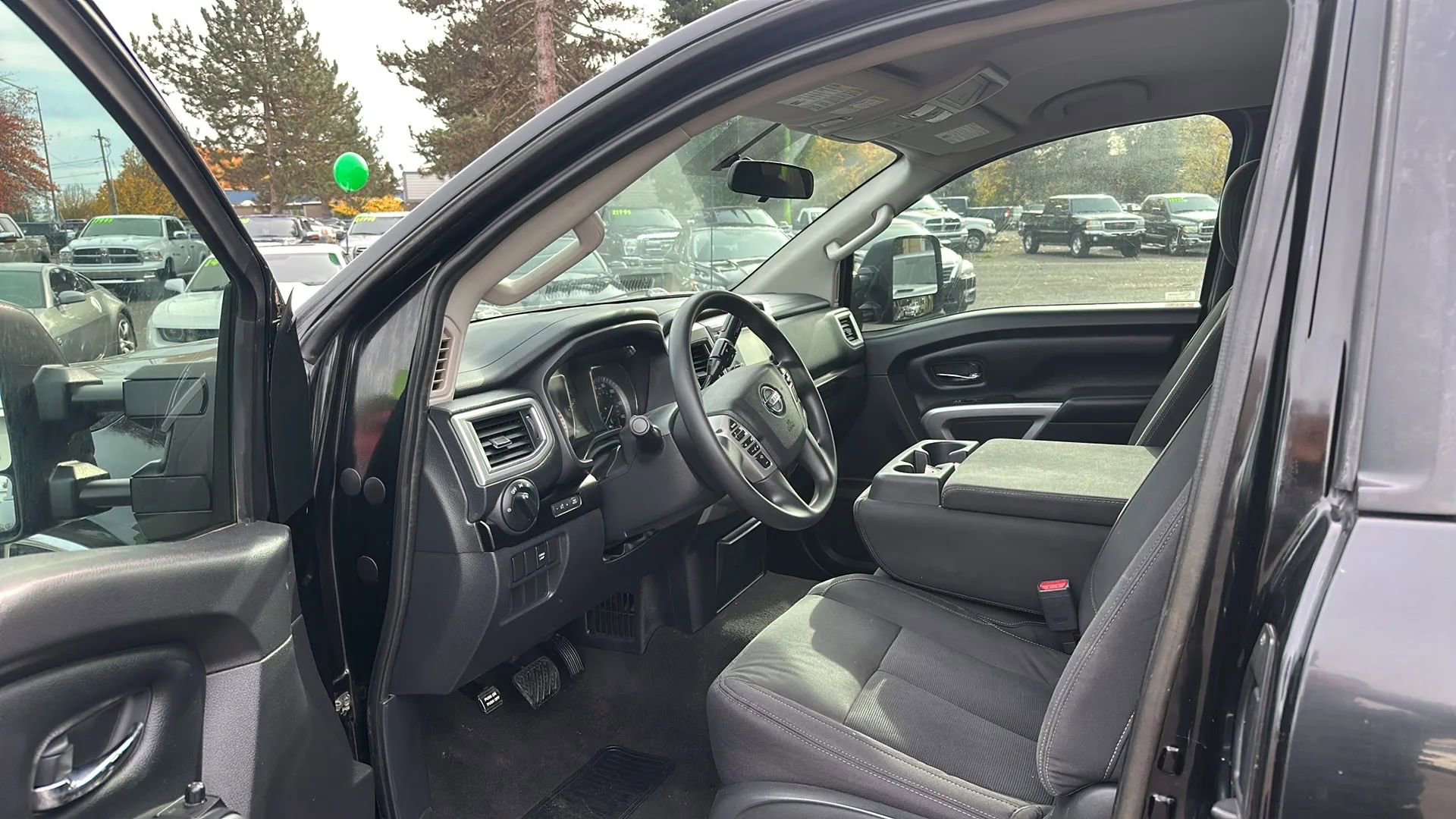 Used 2017 Nissan Titan SV image 9