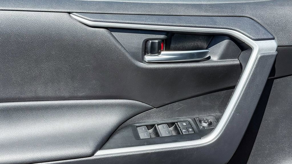 Used 2025 Toyota RAV4 XLE AWD/4WD image 22