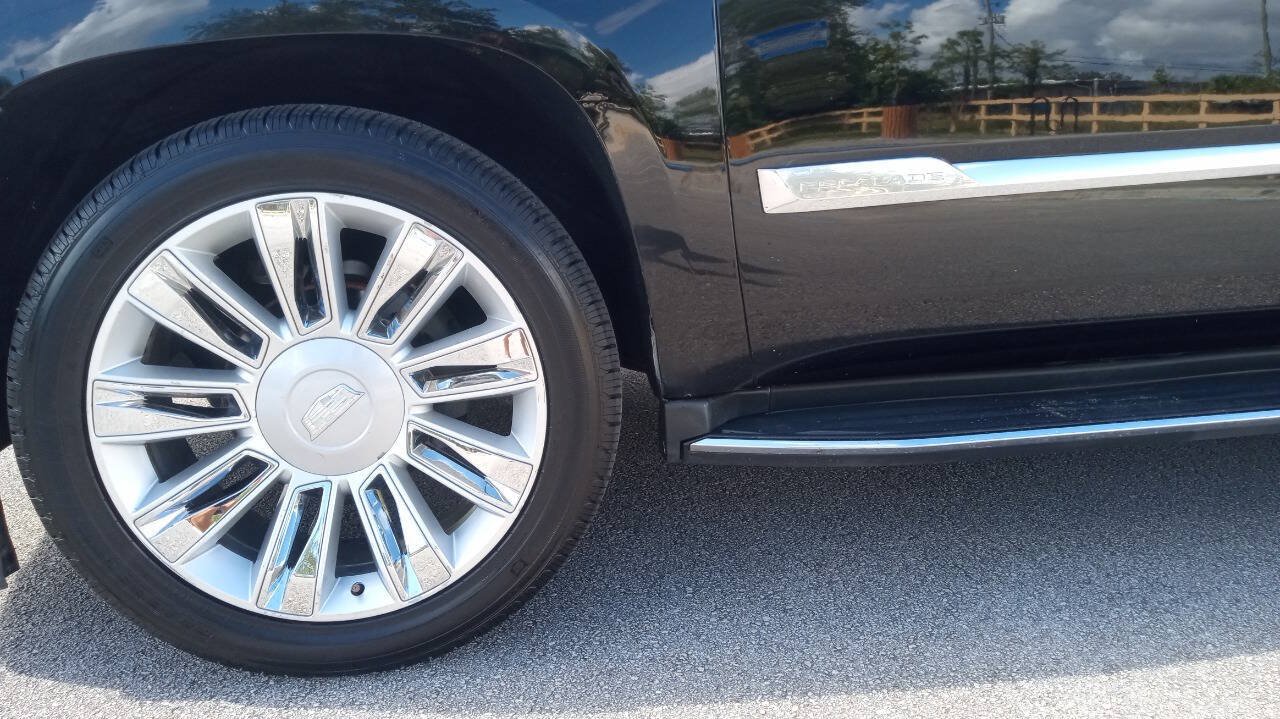 Used 2017 Cadillac Escalade ESV Luxury AWD/4WD image 18