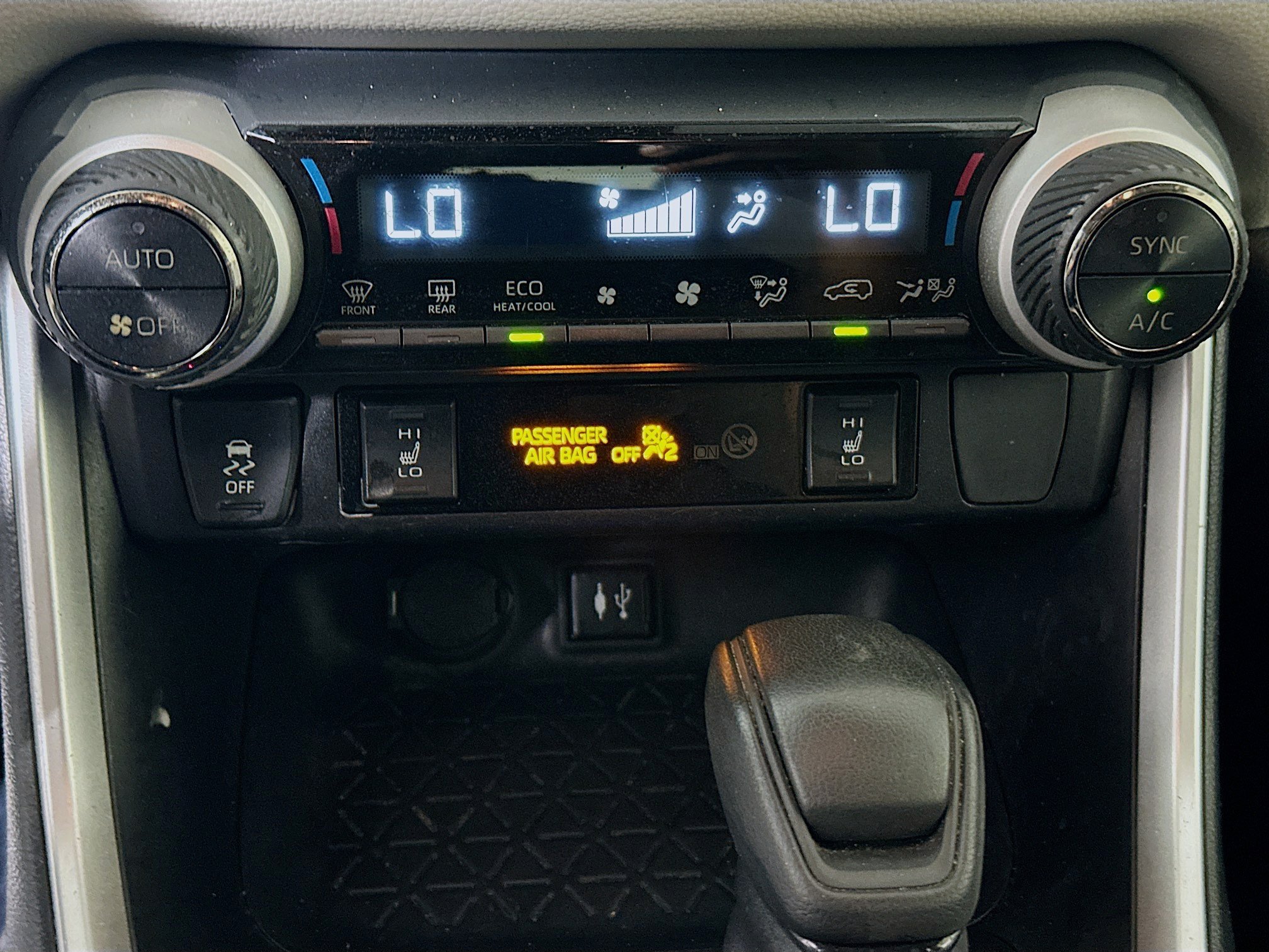 Used 2019 Toyota RAV4 XLE w/ Convenience Package FWD image 23