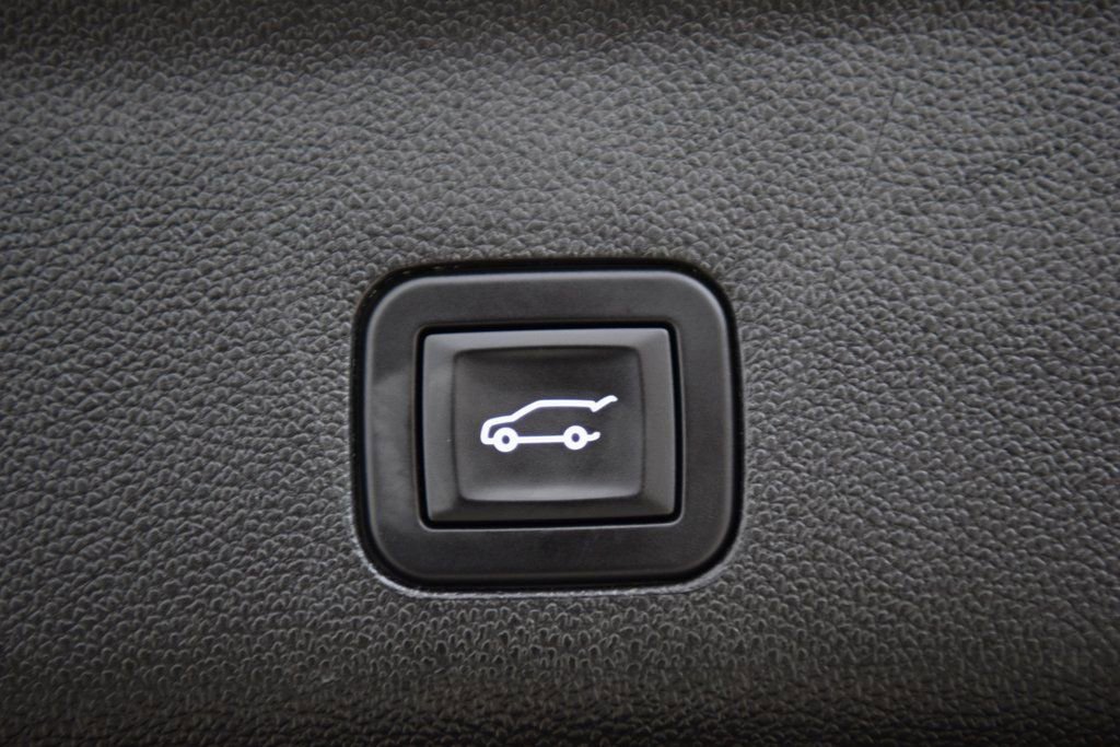 Used 2024 GMC Yukon AT4 w/ Technology Package AWD/4WD image 28