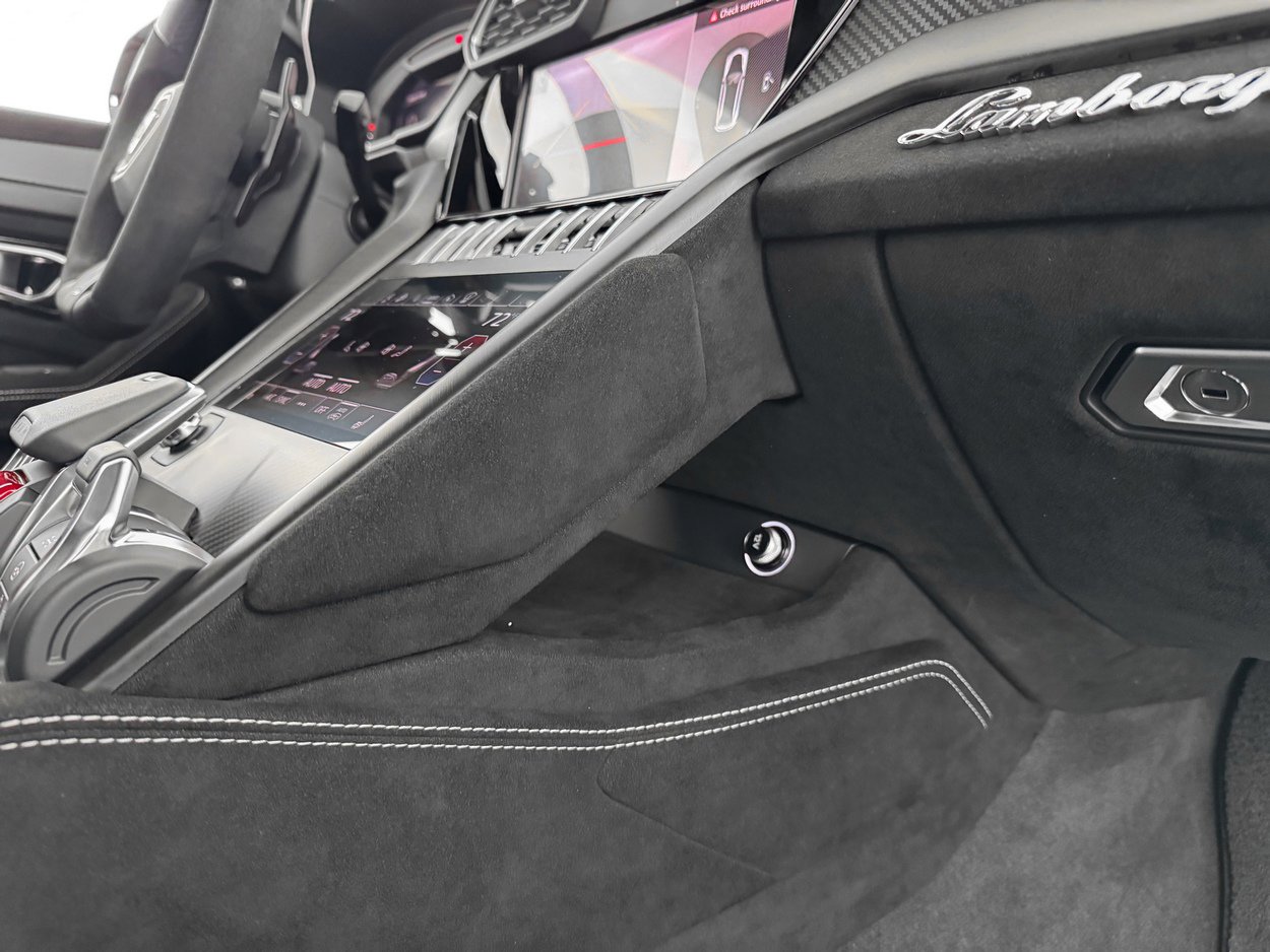 Used 2024 Lamborghini Urus Performante AWD/4WD image 27