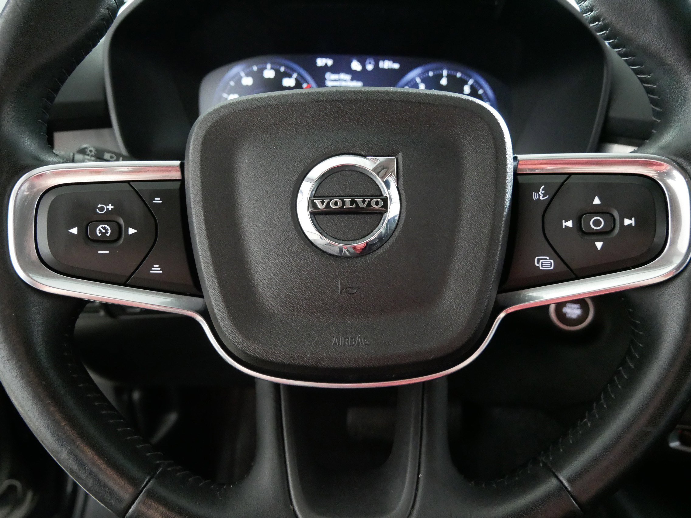 Used 2021 Volvo XC40 T5 Momentum image 25