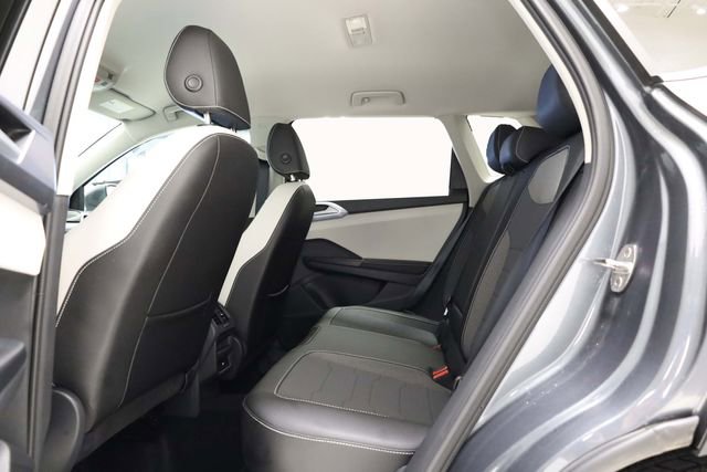 Used 2025 Volkswagen Taos SE w/ Black Wheel Package image 23