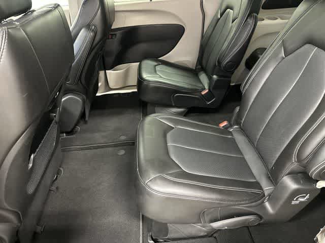 Used 2024 Chrysler Pacifica Touring-L FWD image 11