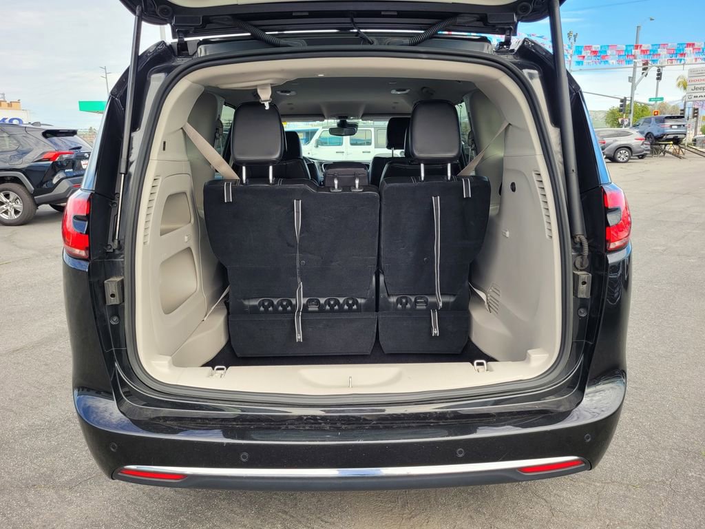 Used 2023 Chrysler Pacifica Touring-L image 27