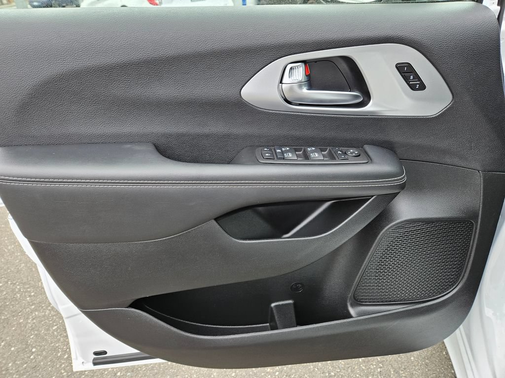 Used 2025 Chrysler Pacifica Limited FWD image 23