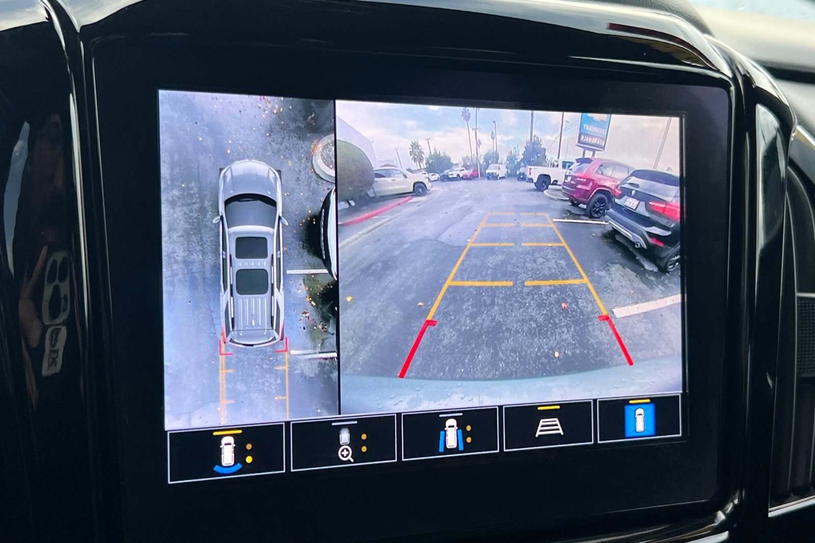 Used 2023 Chevrolet Traverse RS image 29