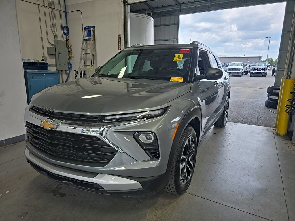 Used 2025 Chevrolet TrailBlazer LT w/ LT Cold Weather Package FWD image 2