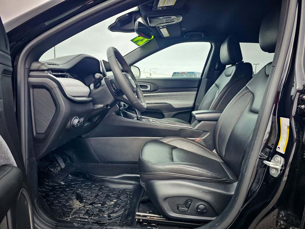 Used 2024 Jeep Compass Latitude image 11