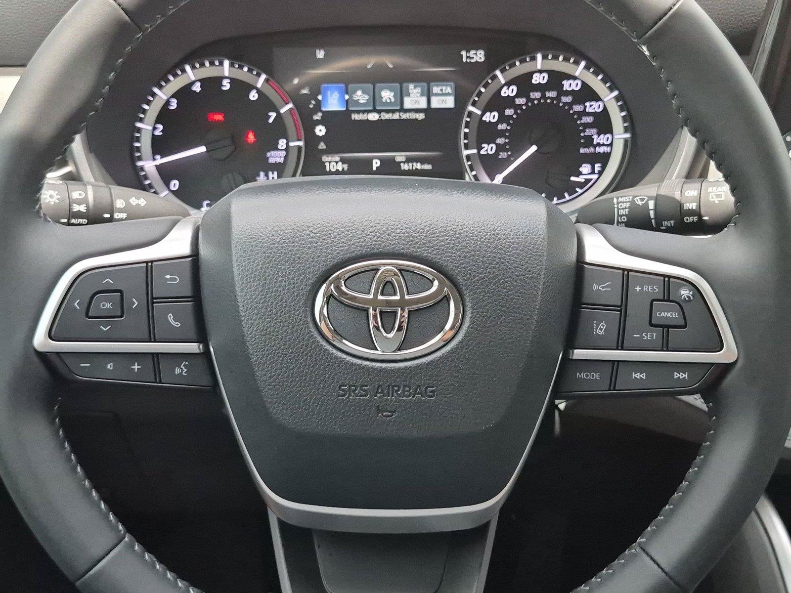 Used 2024 Toyota Highlander XLE FWD image 17