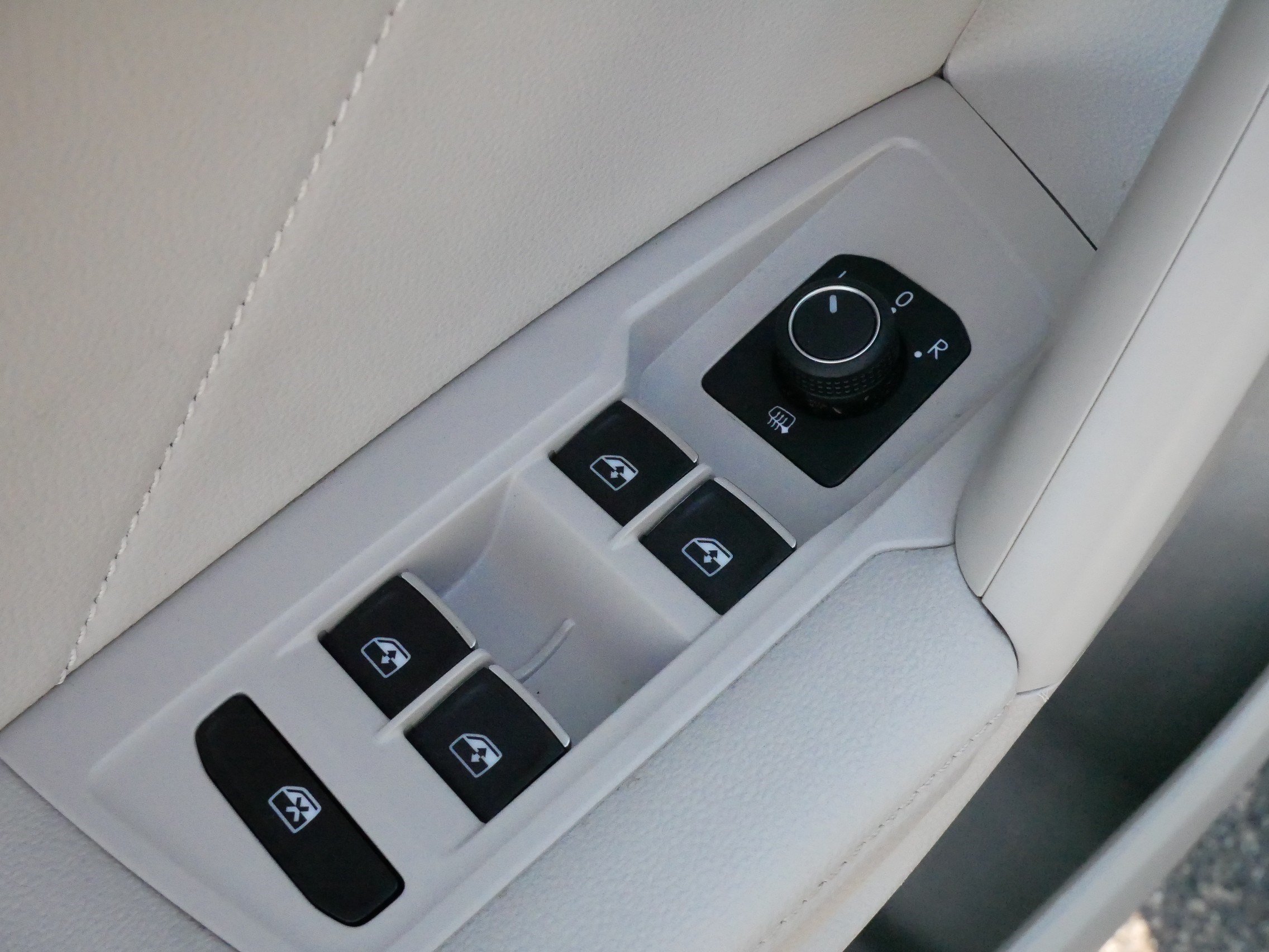 Certified 2023 Volkswagen Tiguan SE w/ Panoramic Sunroof Package AWD/4WD image 19