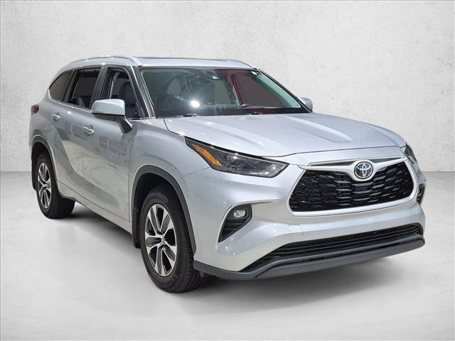 Used 2023 Toyota Highlander XLE FWD image 3