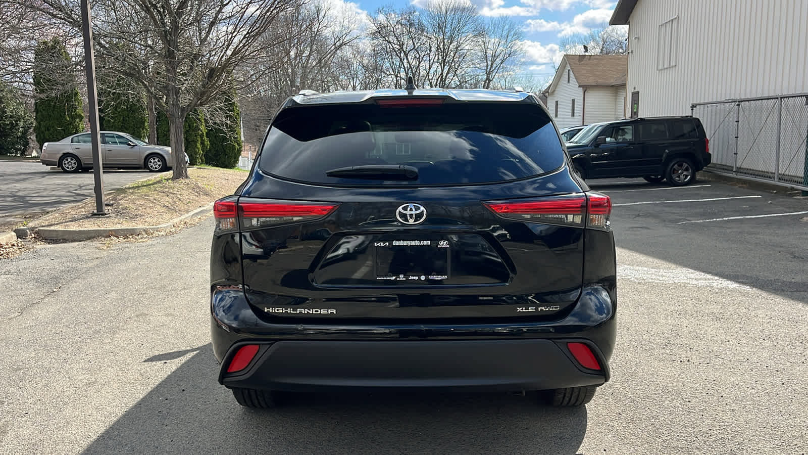Used 2023 Toyota Highlander XLE AWD/4WD image 5