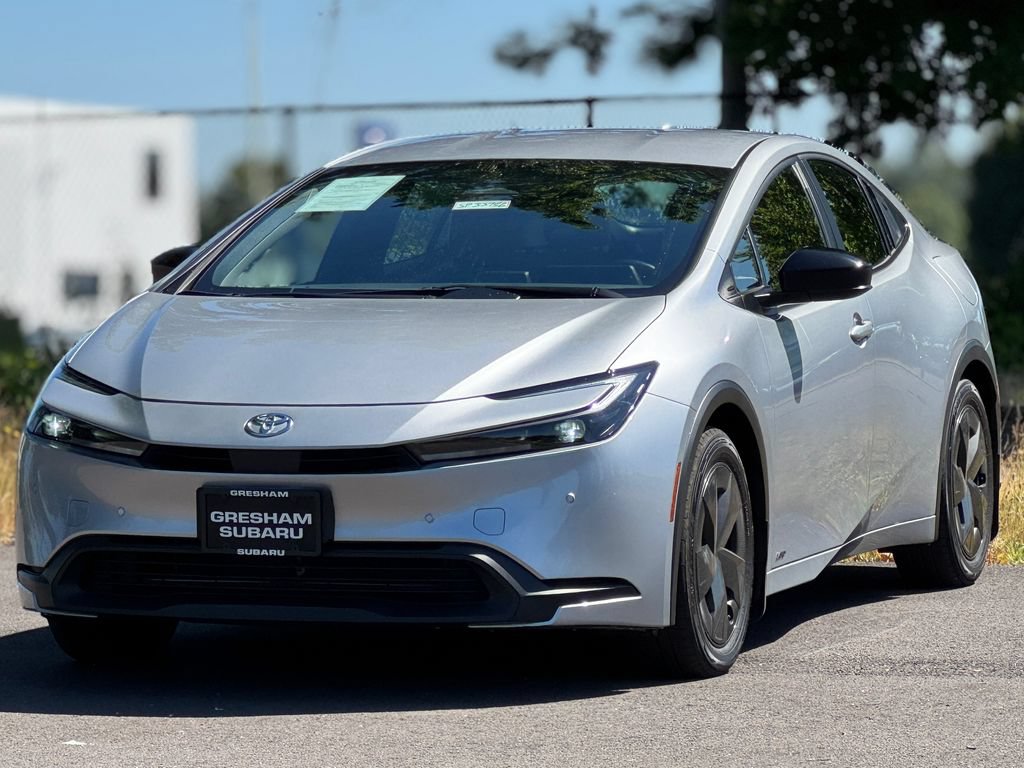 Used 2025 Toyota Prius LE AWD/4WD image 3
