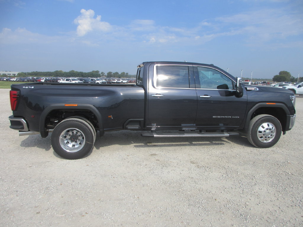 New 2026 GMC Sierra 3500 SLT w/ SLT Premium Package AWD/4WD image 3