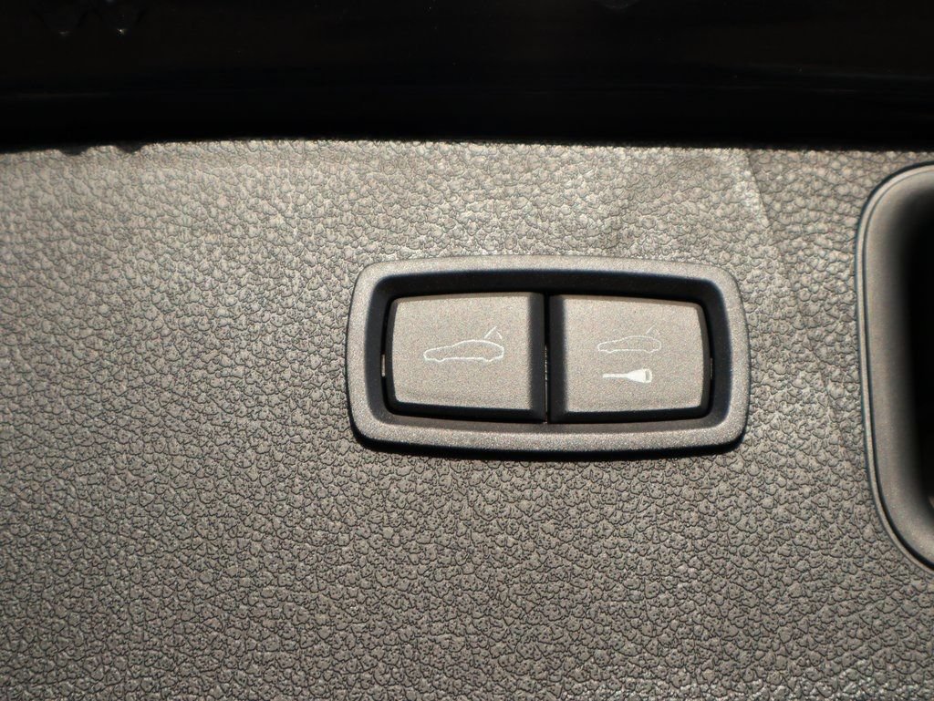 Certified 2026 Porsche Macan Turbo AWD/4WD image 18