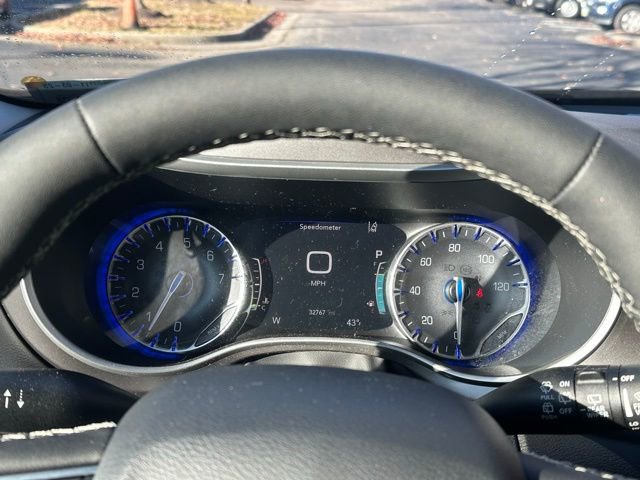 Used 2024 Chrysler Pacifica Touring-L image 22