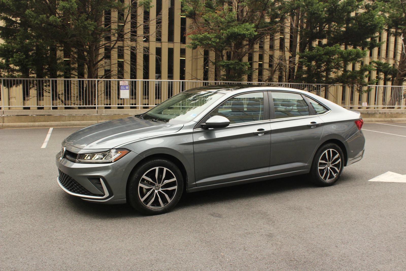 Used 2025 Volkswagen Jetta SE FWD image 12