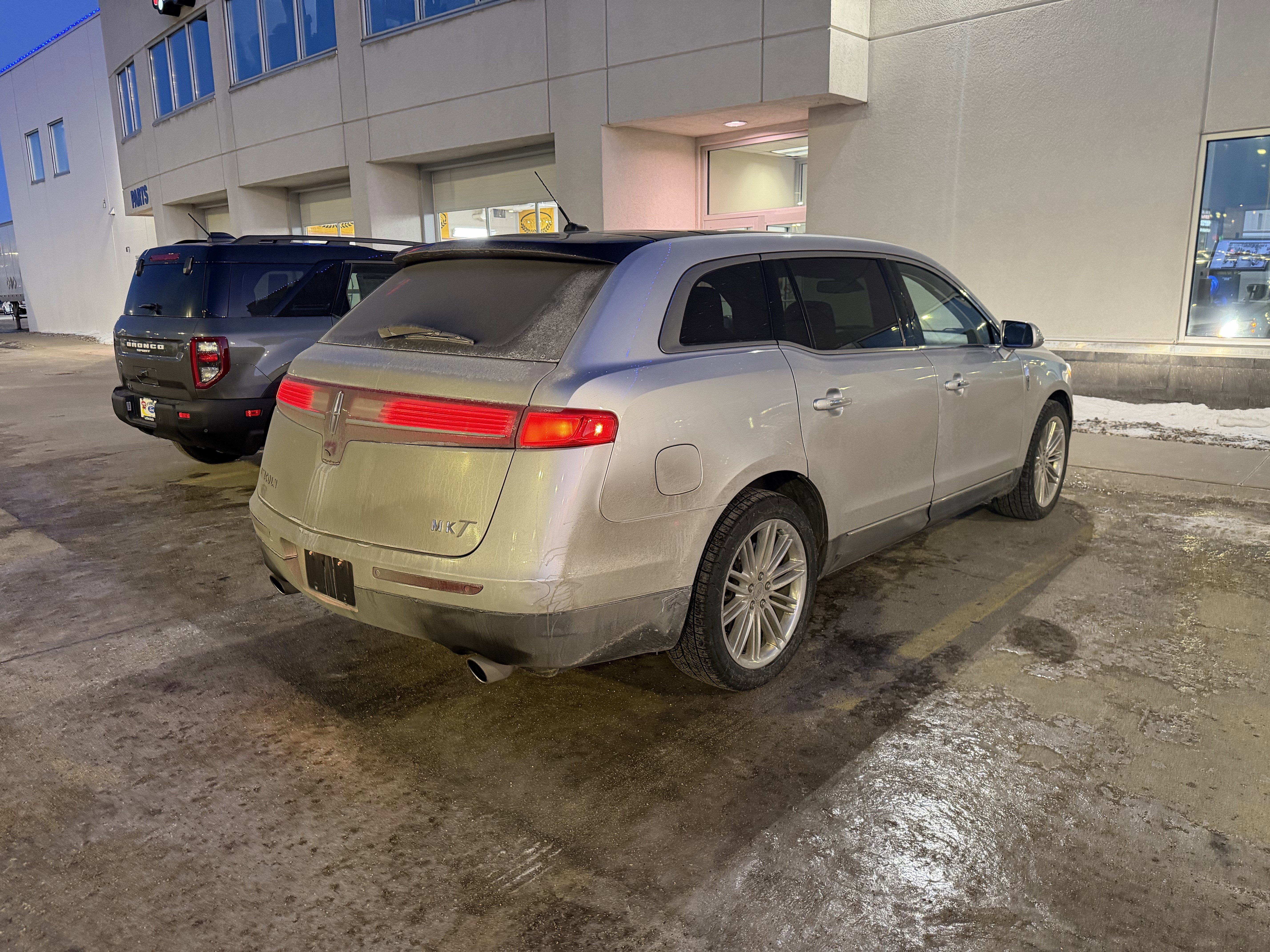 Used 2019 Lincoln MKT AWD image 4